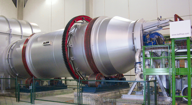 Planta de valorización de residuos generando energía a partir de materiales residuales. Equipos para convertir residuos en recursos útiles mediante tratamiento térmico.