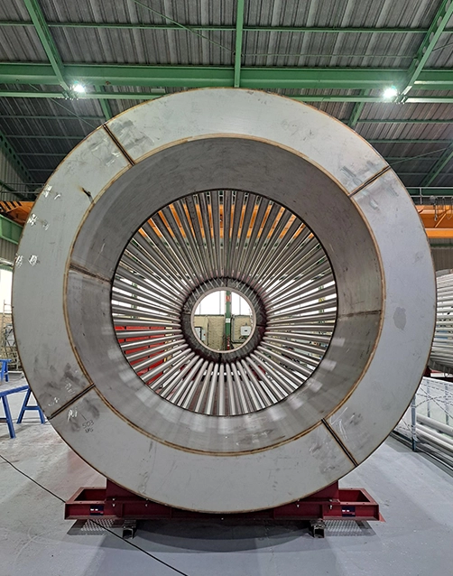 Cesta de tubos para recuperador de radiación Kalfrisa en proceso de fabricación en planta industrial